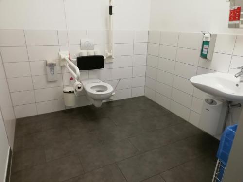 Rollstuhl-WC (EG - 0.070)