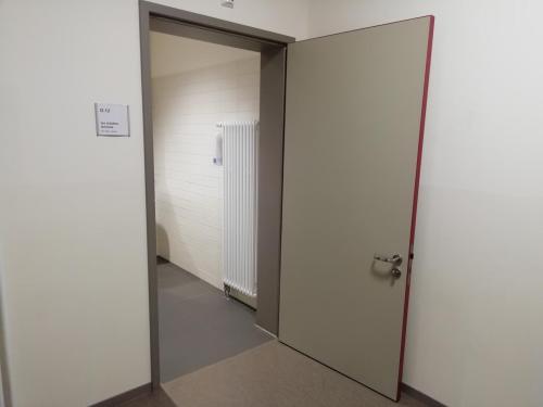 Rollstuhl-WC Damen (1. OG - O.12)