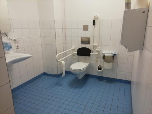 Rollstuhl-WC 1. OG
