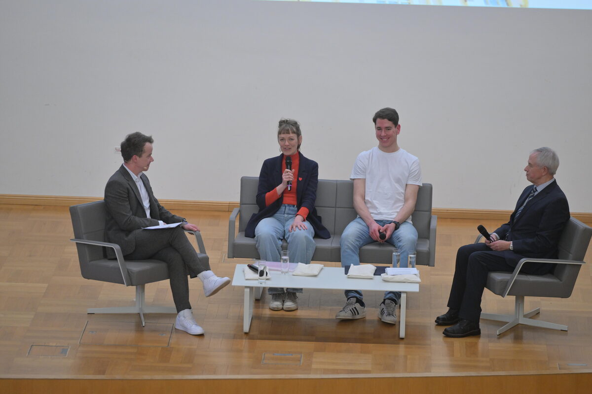 Menschen im Gespräch sitzend um einen Tisch