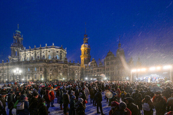 Viele Menschen stehen auf dem Theaterplatz auf einer Bühne
