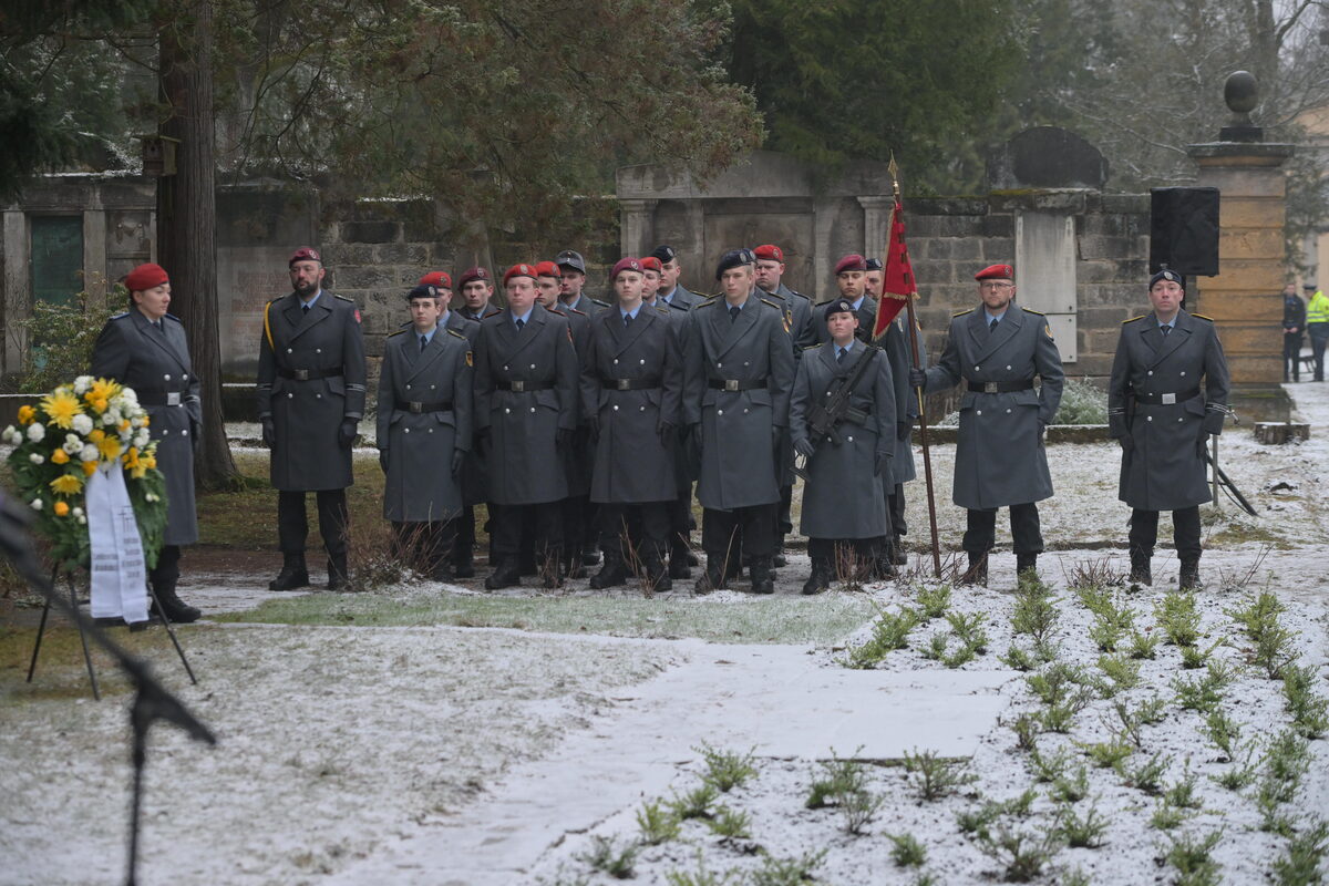 Menschen in Uniform auf dem Nordfriedhof