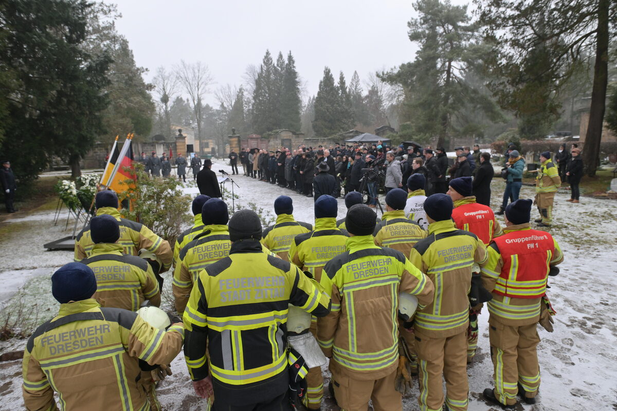Menschen im Gedenken auf dem Nordfriedhof