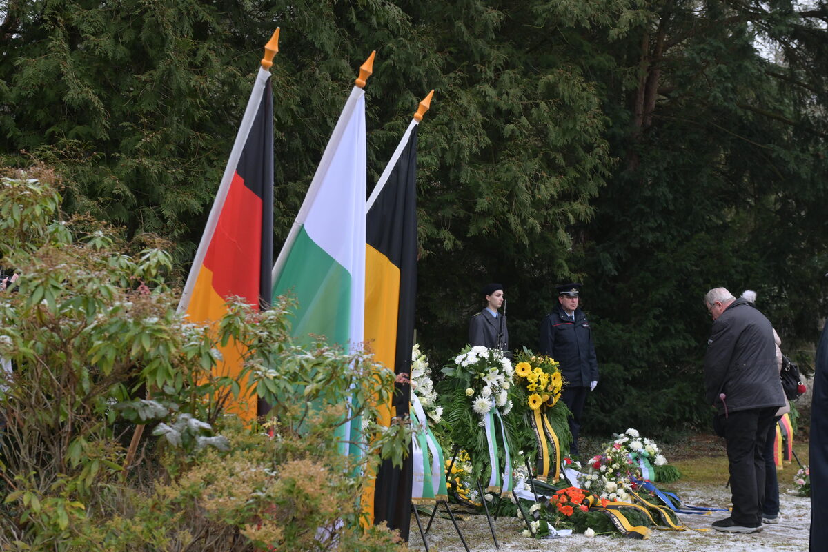 Menschen bei der Kranzniederlegung auf dem Nordfriedhof