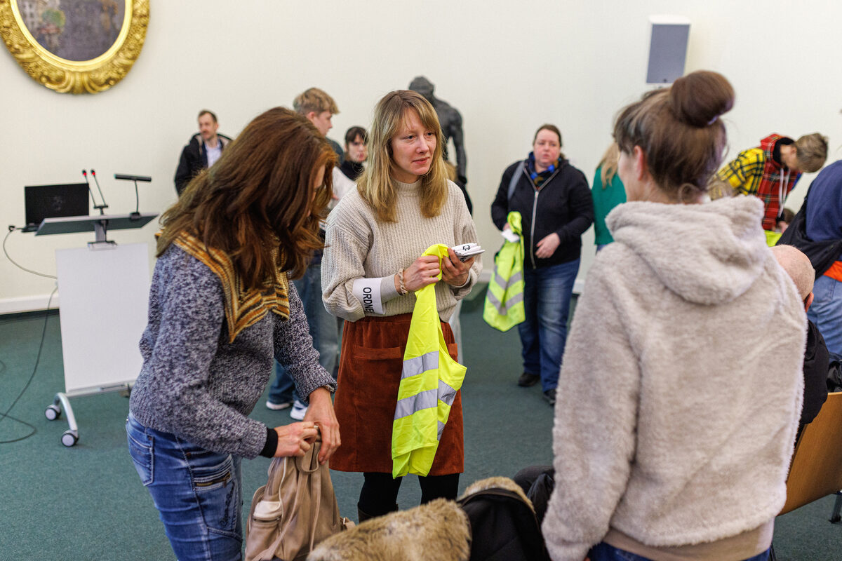 Drei Frauen stehen zusammen und unterhalten sich.