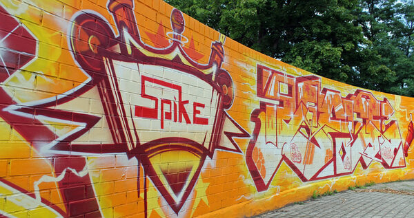 gelb-rot besprühte Wand mit Spike-Logo