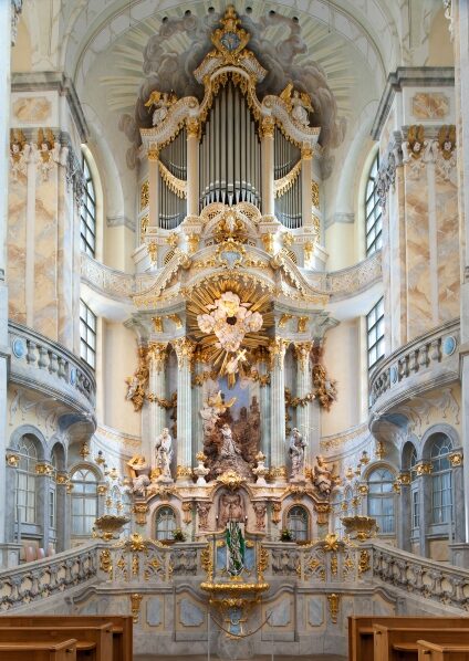 Innenansicht der Frauenkirche Dresden mit Altarblick