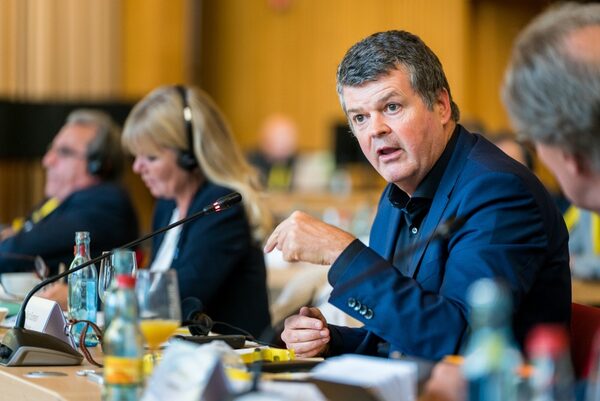 Bürgermeister Bart Somers aus Mechelen bei seinem Redebeitrag