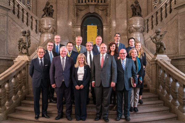 Gruppenfoto aller teilnehmenden Bürgermeister im Treppenaufgang zur Saaletage des Neuen Dresdner Rathauses