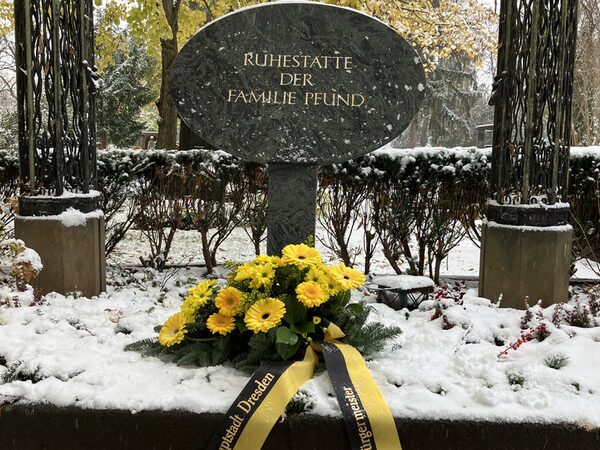 Ruhestätte der Familie Pfund mit Gesteck der Landeshauptstadt Dresden