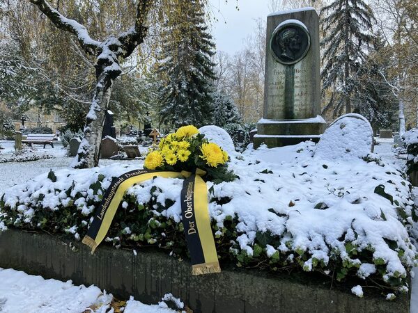 Grab von Friedrich Wieck mit dem Gesteck der Landeshauptstadt Dresden