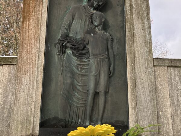 Grab von Katharina Fleischer-Edel mit dem Gesteck der Landeshauptstadt Dresden