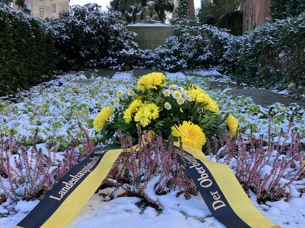 Grab von Carl Schmidt mit dem Gesteck der Landeshauptstadt Dresden