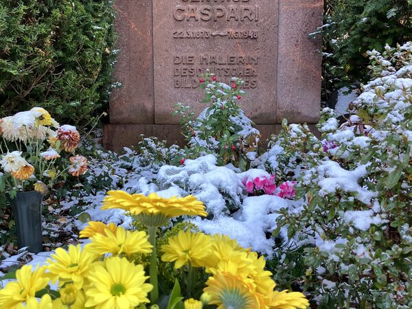 Grab von Gertrud Caspari mit dem Gesteck der Landeshauptstadt Dresden