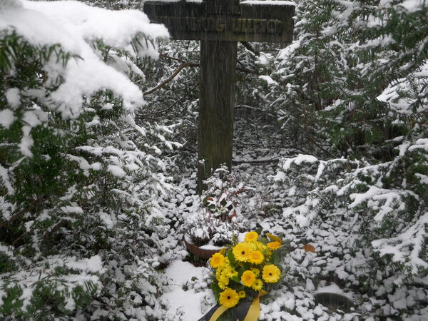 Grab von Prof. Dr. Wolfgang Ullrich mit dem Gesteck der Landeshauptstadt Dresden