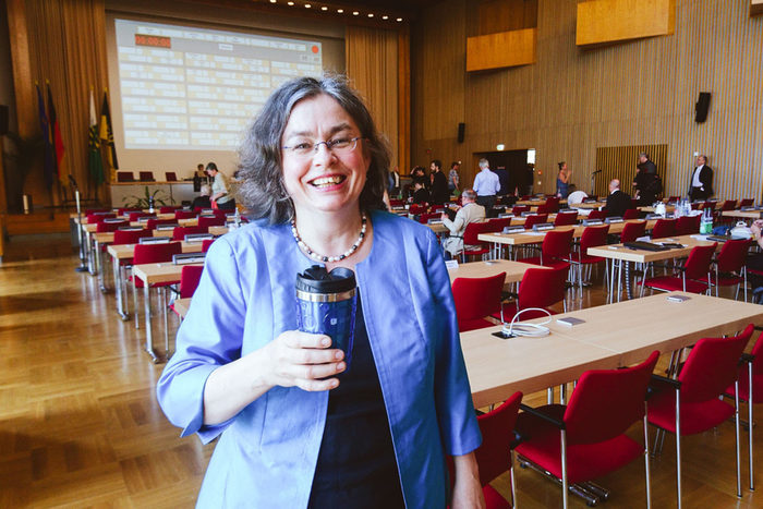 Umweltbürgermeisterin Frau Jähnigen mit Mehrwegbecher