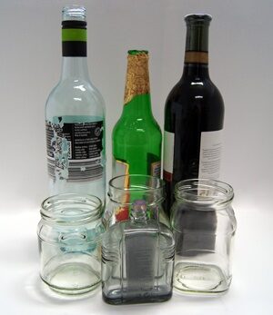 Bild zeigt Flaschen und Gläser