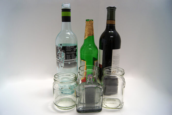 Bild zeigt Flaschen und Gläser