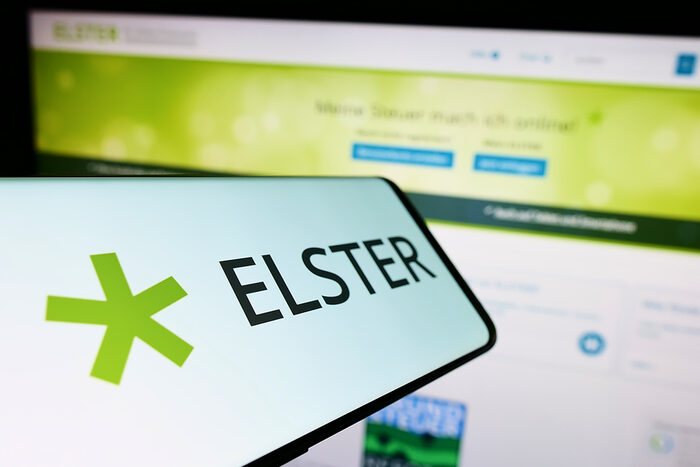 Elster Logo mit Website im Hintergrund