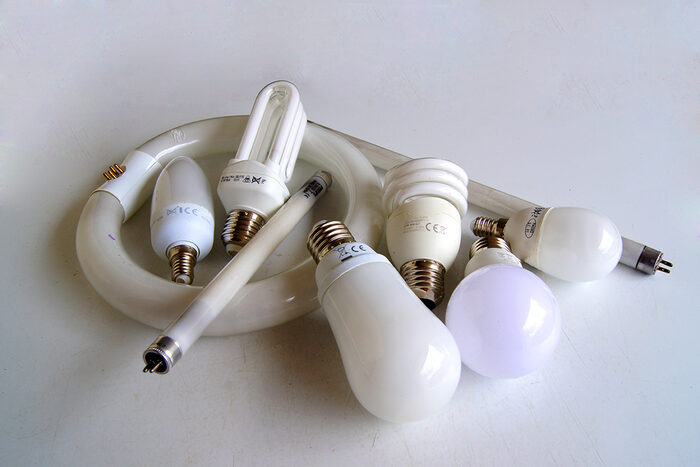 Bild zeigt verbotene Lampentypen (Leuchtstoffröhren, Energiespar- und Halogenlampen)