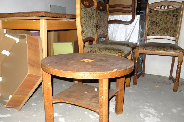 Bild zeigt alte Tische und Stühle.