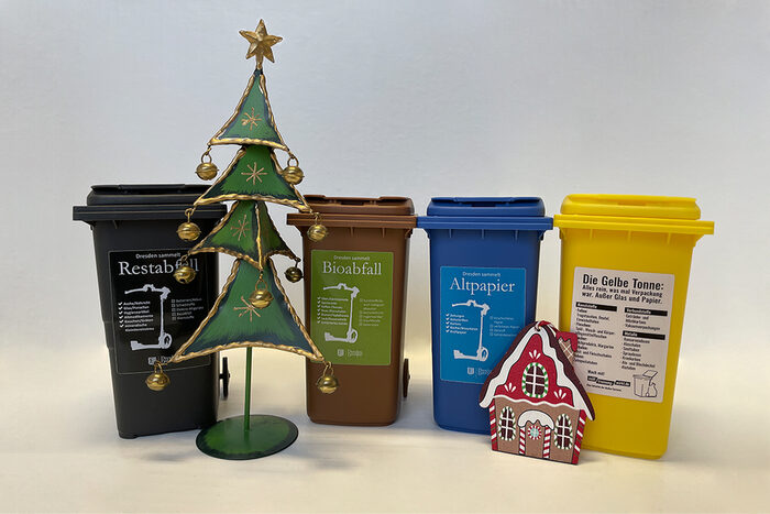 Spielzeug-Abfalltonnen mit Holzfigur-Weihnachtsbaum und Papier-Weihnachtstbaum