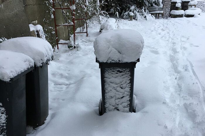 Abfalltonne im Schnee
