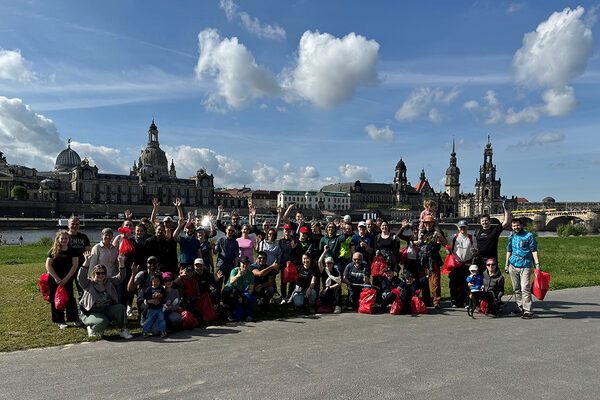 Menschengruppe Infineon bei der Elbwiesenreinigung vor der Dresdner Altstadt