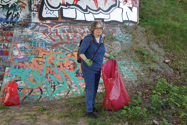 Frau Jähnigen beim Müllsammeln an der Elbe