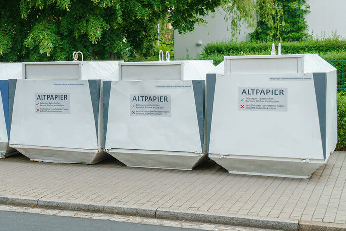 Drei Altpapiercontainer