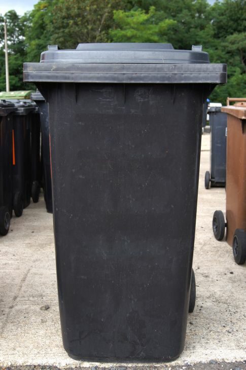 Bild zeigt eine Rest-Müll-Tonne