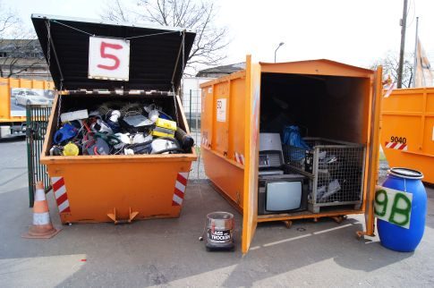 Bild zeigt Container auf einem Wertstoff-Hof