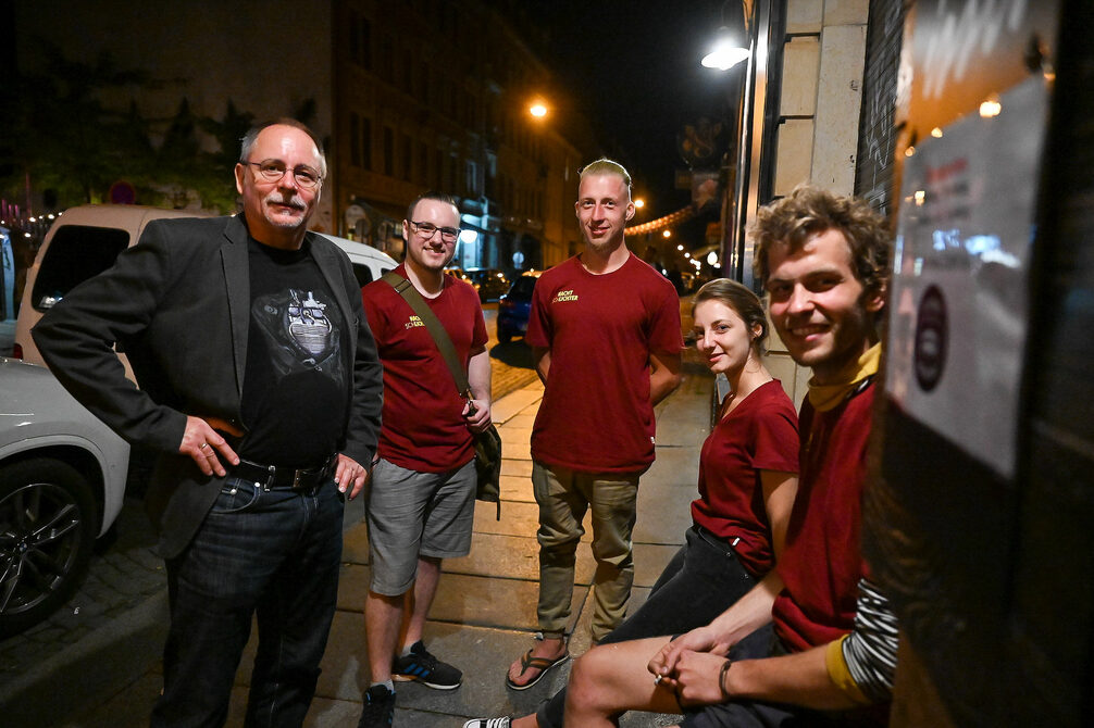 Nachtschlichter-Team mit Stadtbezirksamtsleiter im nächtlichen Einsatz