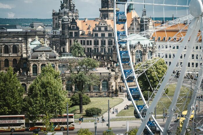 Blick auf die Dresdner Innenstadt mit Schloss und Zwinger, im Vordergrund ein Riesenrad