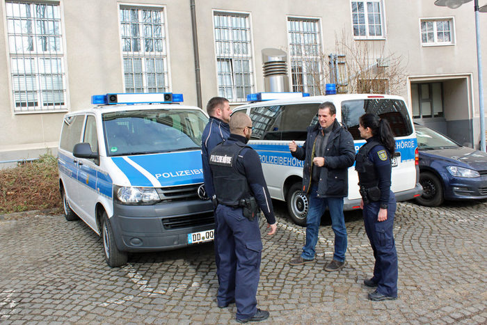Ordnungsamtsleiter Ralf Lübs (2. von rechts) im Gespräch mit Mitarbeitern des Gemeindlichen Vollzugsdienstes.
