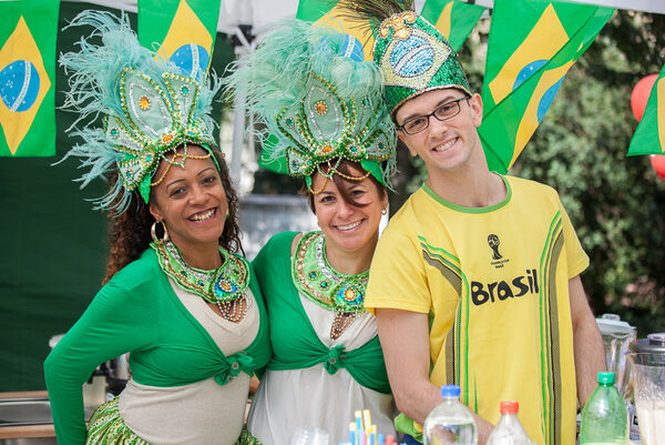 freundliche Menschen angezogen in den Farben Brasiliens