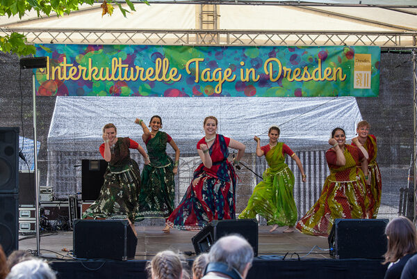 indische Tanzgruppe auf der Bühne der Interkulturellen Tage