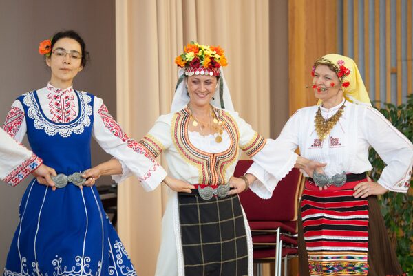 Drei Frauen in tradioneller Kleidung beim Tanzen