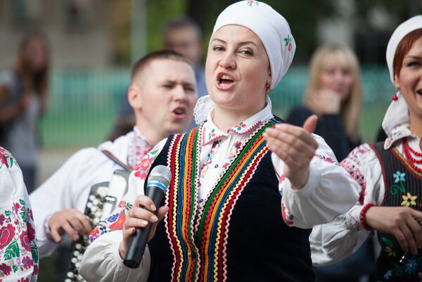 Frau in tradioneller Kleidung beim Singen