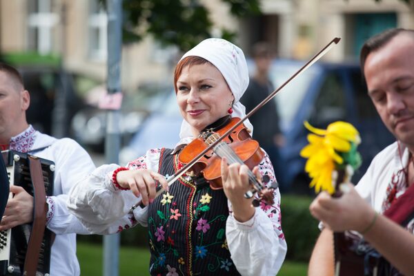 Frau in tradioneller Kleidung beim Geige spielen
