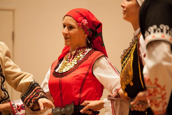 Tänzerinnen in ihren traditionellen Gewändern