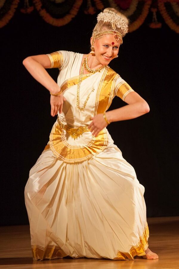 Frau beim indischen Tanz