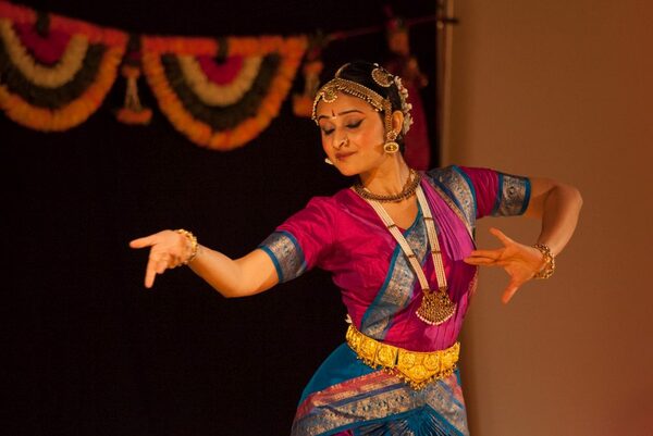 Frau in Indischem Gewand beim Tanz