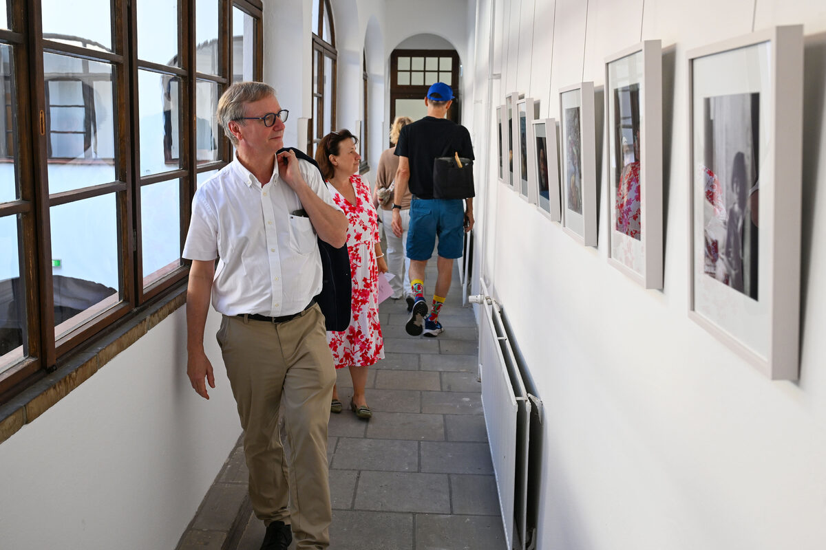 Ein Mann schaut sich eine Ausstellung an.