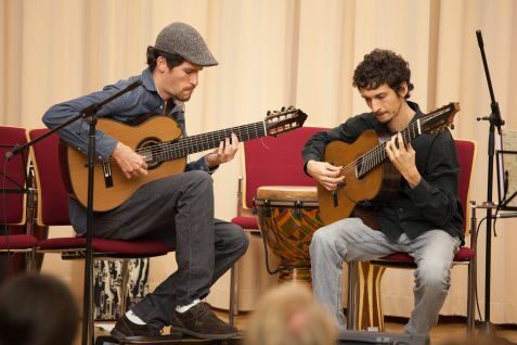 Die Männer des Brasilianischen Duos "Guanduo" beim Gitarre spielen