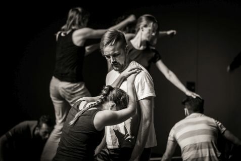 Das Tanz- und Theaterprojekt MultiMoves vom Refugee Art Center während ihrer Aufführung (Bild in Graustufen)