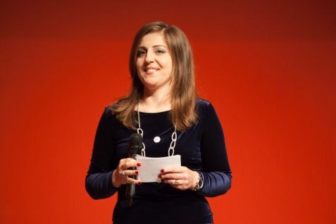 Moderatorin Lara Arabi mit Mikrofon und Moderationskarten