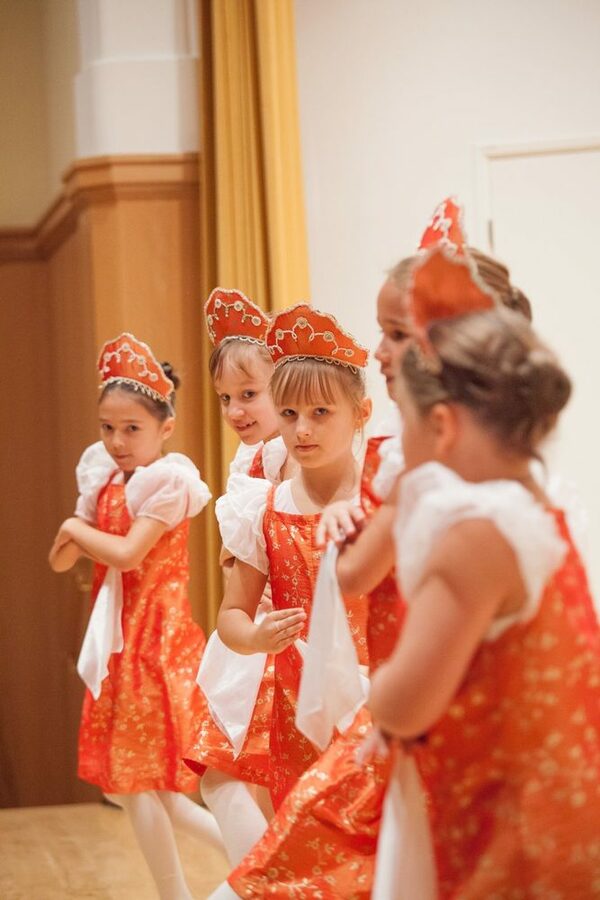 russische Mädchentanzgruppe