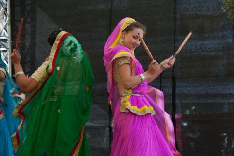 Zwei bunt gekleidete Tänzerinnen der indischen Tanzgruppe