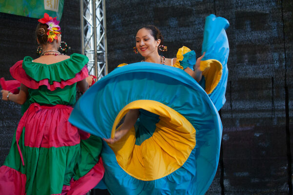 Zwei Tänzerinnen der Südamerikanischen Tanzgruppe in bunten Kleidern